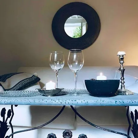 Authentic And Elegant Inside Historical Center Apartmán